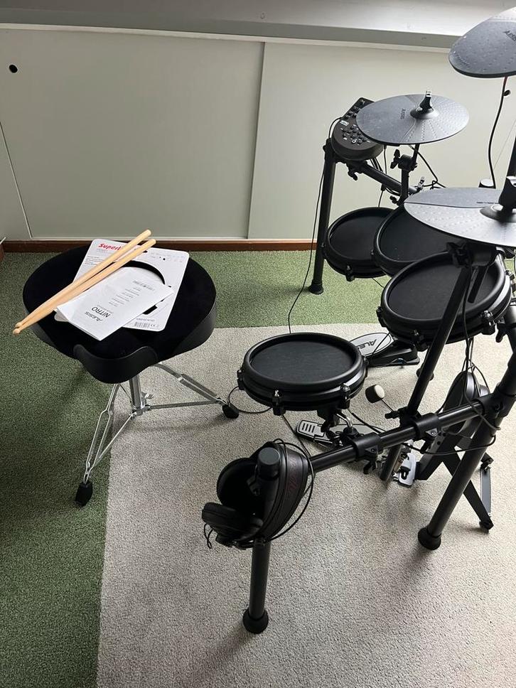 Alesis Nitro - elektronisch drumstel met kruk en koptelefoon, Muziek en Instrumenten, Drumstellen en Slagwerk, Zo goed als nieuw