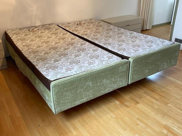 2 verstelbare 1 persoons bedden (Zevenslaper), Huis en Inrichting, Slaapkamer | Bedden, Gebruikt, Eenpersoons, 90 cm, 200 cm, Stof