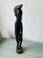 Lang smal houten beeld Afrika. Afrikaanse man trommel Wenge, Antiek en Kunst, Ophalen of Verzenden
