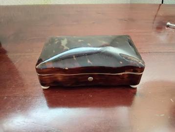 Mooi sieradendoosje van schilpad met 6 lepeltjes. beschikbaar voor biedingen