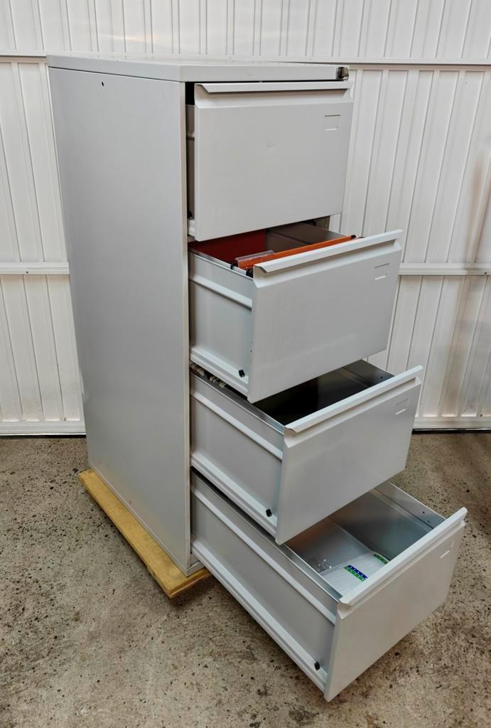 Dossierkast met mappen en sleutel (132h*47b*62d), Huis en Inrichting, Kasten | Roldeurkasten en Archiefkasten, Gebruikt, 100 tot 150 cm