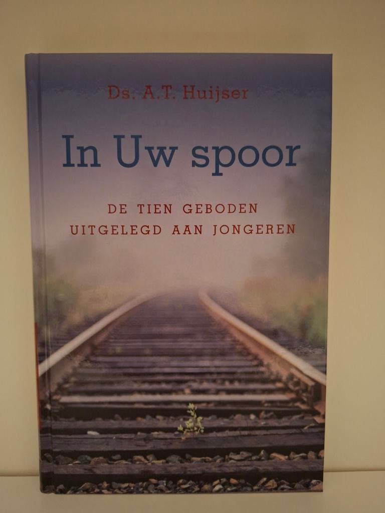 A.T. Huijser - In Uw spoor, Ophalen of Verzenden, Nieuw, A.T. Huijser