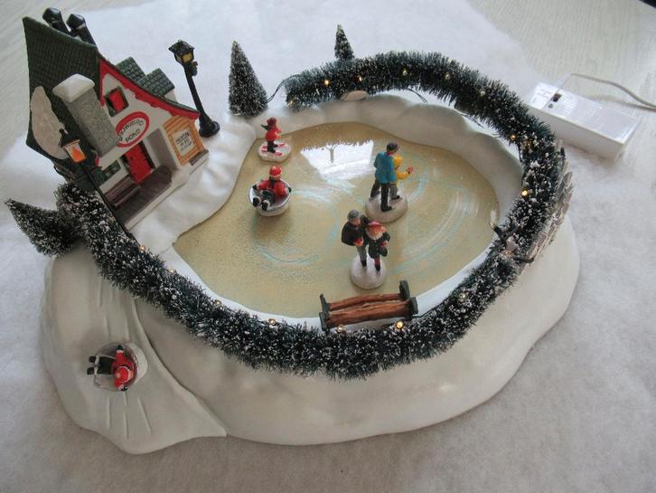 Lemax Schaatsbaan met adapter en verlichting, Diversen, Kerst, Zo goed als nieuw, Ophalen