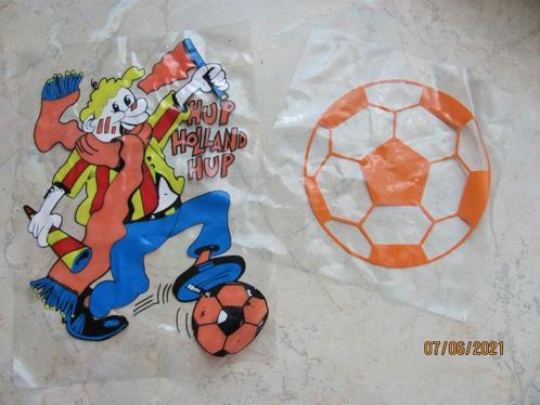 2x RAAMSTICKERS raam stickers VOETBAL Oranje WK Holland IZGS, Hobby en Vrije tijd, Feestartikelen, Zo goed als nieuw, Versiering