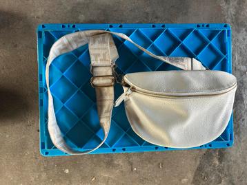 Witte Schoudertas / Heuptas beschikbaar voor biedingen