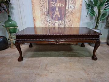 Klassieke mahonie houten salontafel met fraaie leeuwenpoten  beschikbaar voor biedingen