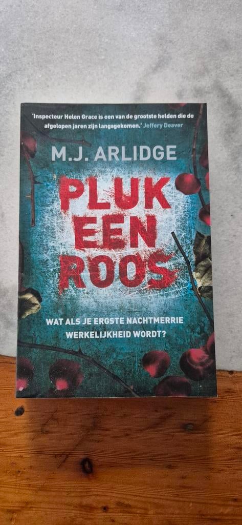 M.J. Arlidge - Pluk een roos, Ophalen of Verzenden, Zo goed als nieuw, M.J. Arlidge
