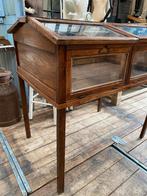 Landelijke museumvitrine vitrinekast op pootjes, Antiek en Kunst, Ophalen