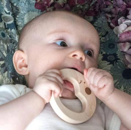 Loullou teether bijtring 'Sleepy Moon', Kinderen en Baby's, Speelgoed | Babyspeelgoed, Nieuw, Rammelaar, Verzenden