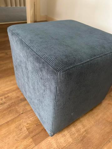 Blauw ribfluwelen poefje beschikbaar voor biedingen