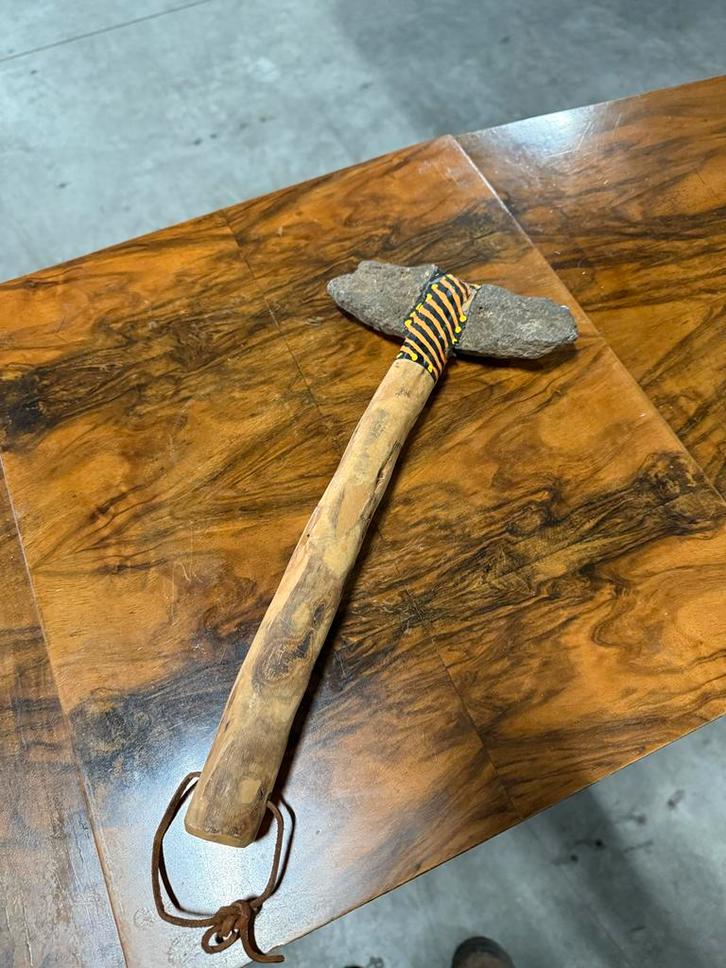 Stenen bijl met houten handvat, Antiek en Kunst, Antiek | Gereedschap en Instrumenten, Ophalen of Verzenden