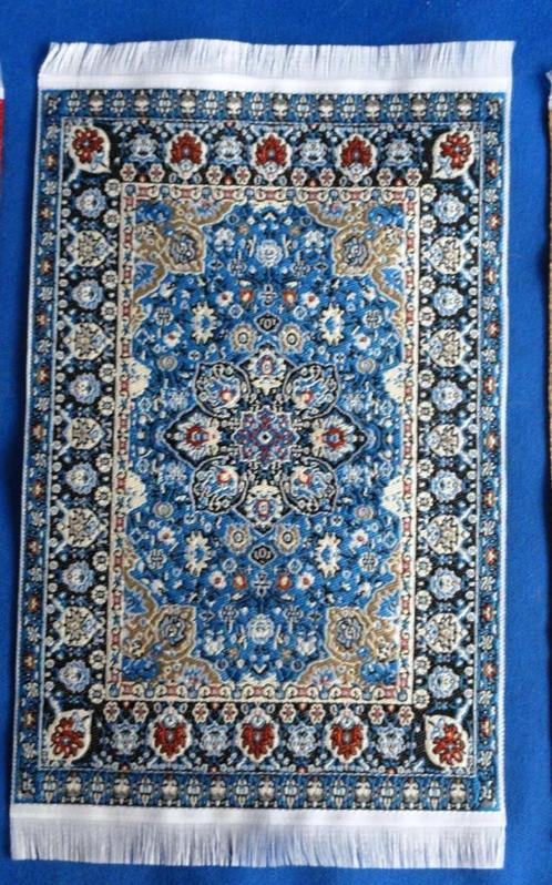 Geweven vloerkleed blauw 16 x10cm  poppenhuis 1:12, Verzamelen, Poppenhuizen en Toebehoren, Nieuw, Poppenhuis, Ophalen of Verzenden