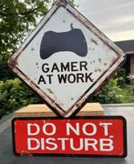 Tekstbord: "gamer at work do not disturb" gamen, mancave, Robanjer, Nieuw, Ophalen of Verzenden, Harmelen