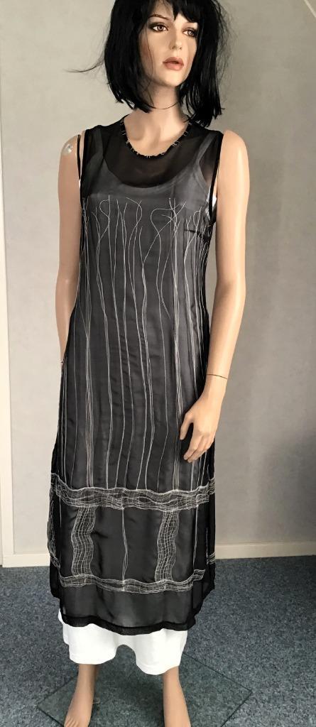 Zijden schort / overgooier mét onderjurk, Kleding | Dames, Jurken, Zo goed als nieuw, Maat 36 (S), Zwart, Onder de knie, Ophalen of Verzenden