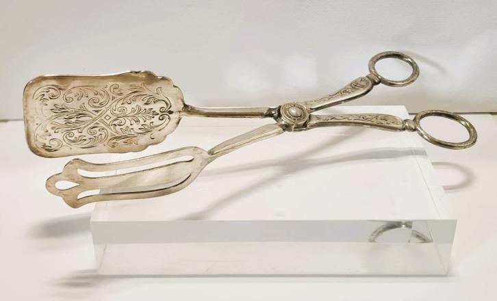 Verzilverde gebak tang met graveringen., Antiek en Kunst, Antiek | Bestek, Ophalen of Verzenden