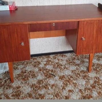 Oud houten bureau vintage 60 / 70  met stempel onderkant la beschikbaar voor biedingen