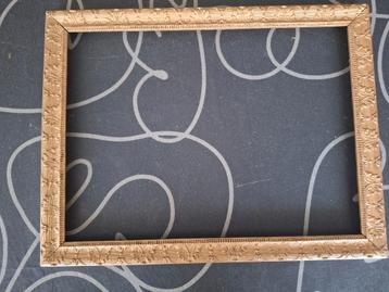 Oude goudkleurige schilderij lijst beschikbaar voor biedingen