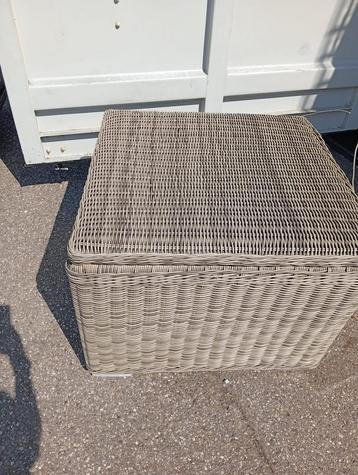 Wicker kussenbox 85x85 cm beschikbaar voor biedingen