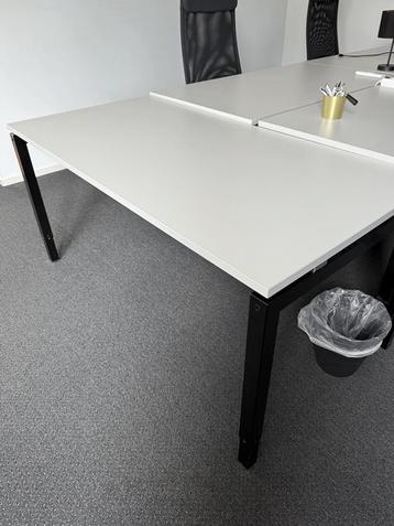 Bureau's met wit blad en zwart onderstel 140 * 80 cm.