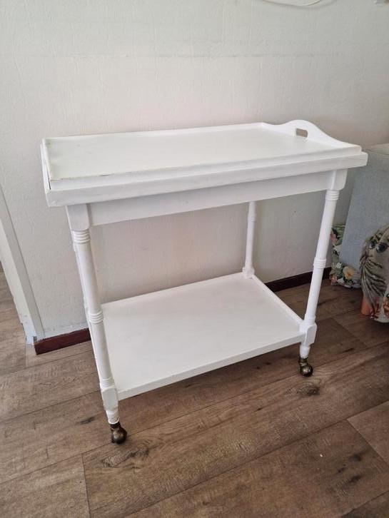 Witte theetafel met afneembaar dienblad, Huis en Inrichting, Tafels | Sidetables, Zo goed als nieuw, Rechthoekig, Ophalen