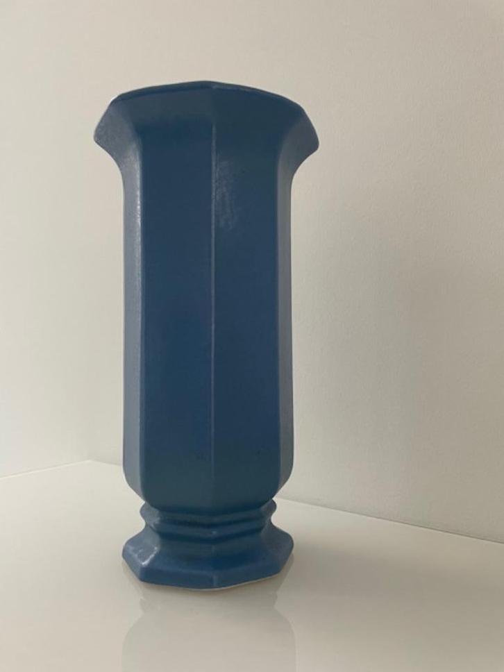 Vintage mid-century vaas achthoek lichtblauw/zwart keramiek, Huis en Inrichting, Woonaccessoires | Vazen, Zo goed als nieuw, Overige kleuren