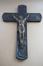 Houten kruis met gegoten gietijzeren Christus Corpus, Antiek en Kunst, Antiek | Religie, Verzenden