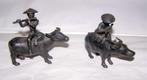 2 Aziatische bronzen beeldjes Fluitspeler op Jak. L. 11 cm., Antiek en Kunst, Kunst | Beelden en Houtsnijwerken, Ophalen of Verzenden