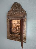 Antiek Wandkastje met Koperreliëf, Antiek en Kunst, Ophalen of Verzenden