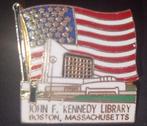 👉 Joh.F. Kennedy Library, Boston , Massachusetts, Verzamelen, Speldjes, Pins en Buttons, Ophalen of Verzenden, Zo goed als nieuw