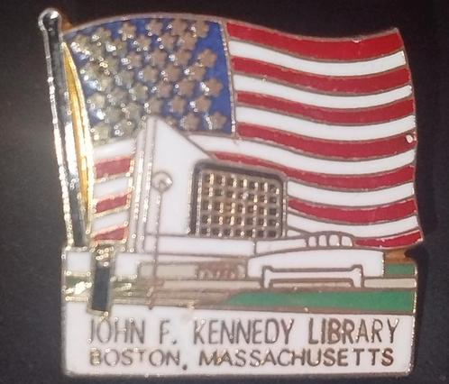 👉 Joh.F. Kennedy Library, Boston , Massachusetts, Verzamelen, Speldjes, Pins en Buttons, Zo goed als nieuw, Ophalen of Verzenden
