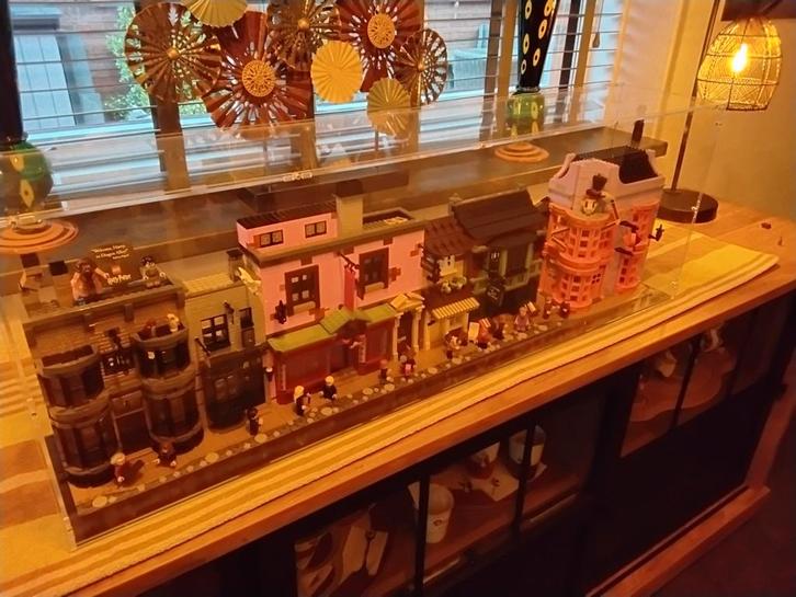 LEGO HARRY POTTER Diagon Alley in display case - 75978, Kinderen en Baby's, Speelgoed | Duplo en Lego, Ophalen of Verzenden