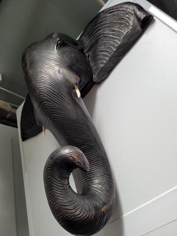 Mooi houtgesneden olifanten hoofd.