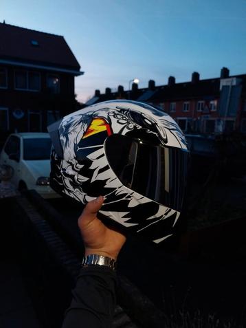 Motorhelm beschikbaar voor biedingen