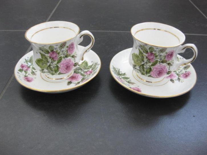 Balmoral Castle kopjes met roze rozen, gouden randje, 2 sets, Verzamelen, Porselein, Kristal en Bestek, Zo goed als nieuw, Kop en/of schotel