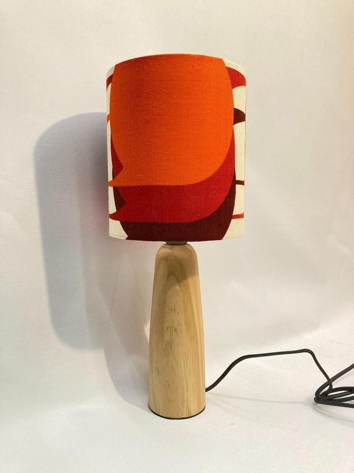 Retro lamp bruin oranje rood, Huis en Inrichting, Lampen | Tafellampen, Zo goed als nieuw, 50 tot 75 cm, Hout, Stof, Ophalen of Verzenden