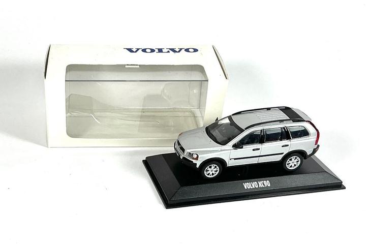 Volvo XC90 2003 Minichamps 1:43 diecast NIEUW in Volvo doos, Hobby en Vrije tijd, Modelauto's | 1:43, Nieuw, Auto, MiniChamps