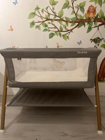 Wieg met een eenvoudig en elegant ontwerp beschikbaar voor biedingen