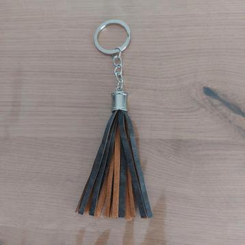 Sleutelhanger met leren kwastje beschikbaar voor biedingen
