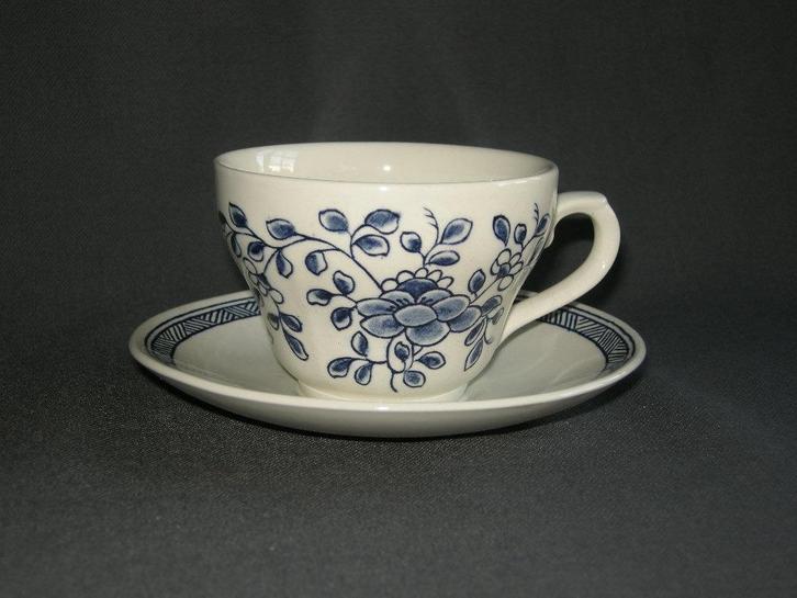 4 kop & schotels, roomwit - blauw, England, Huis en Inrichting, Keuken | Servies, Zo goed als nieuw, Kop(pen) en/of Schotel(s)