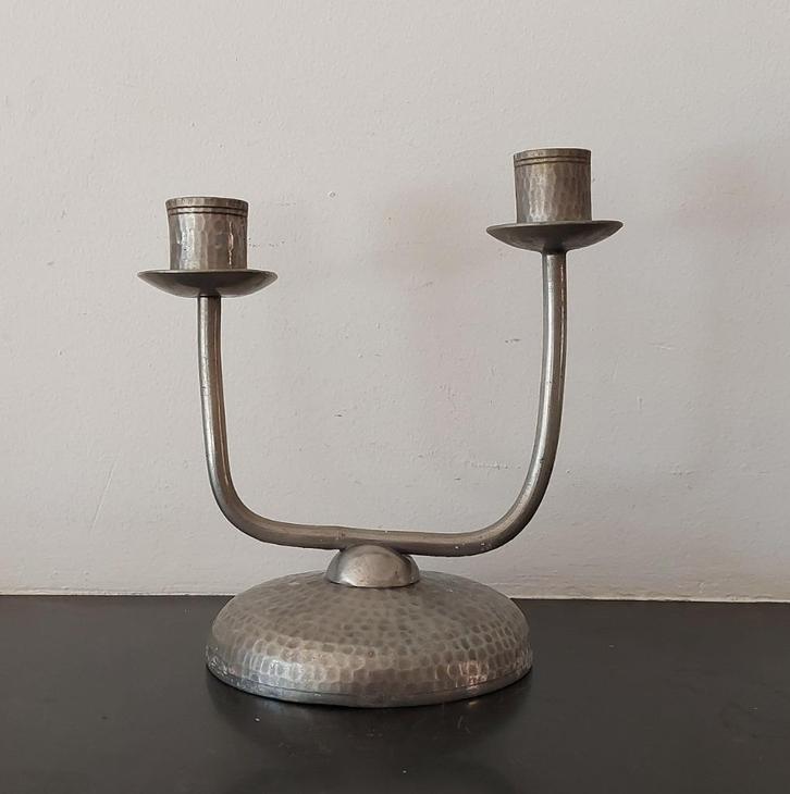 Antiek tin kandelaar gehamerd Banka Tin Werk Indie '30s, Antiek en Kunst, Antiek | Tin, Ophalen of Verzenden