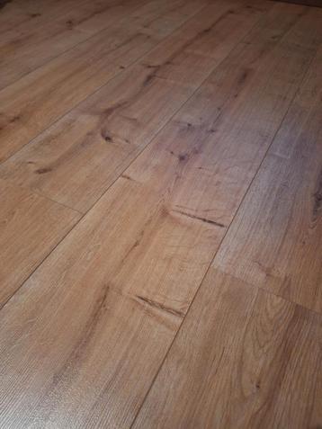 Ruim 34 m² laminaat kleur rustiek eiken beschikbaar voor biedingen