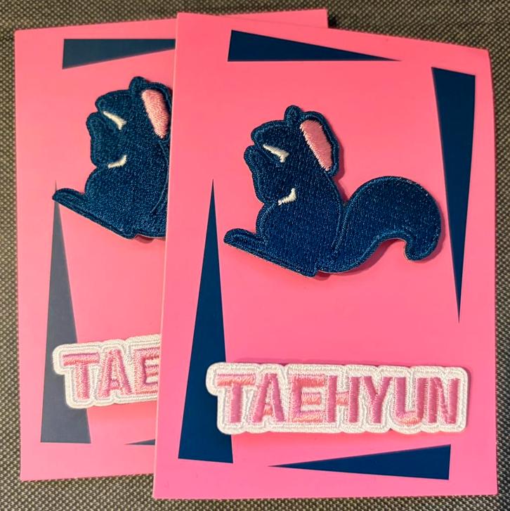 TXT FIGHT OR ESCAPE WEVERSE PIN TAEHYUN, Verzamelen, Muziek, Artiesten en Beroemdheden, Zo goed als nieuw, Foto of Kaart, Ophalen of Verzenden