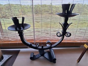 Zwarte smeedijzeren kandelaar art nouveau beschikbaar voor biedingen