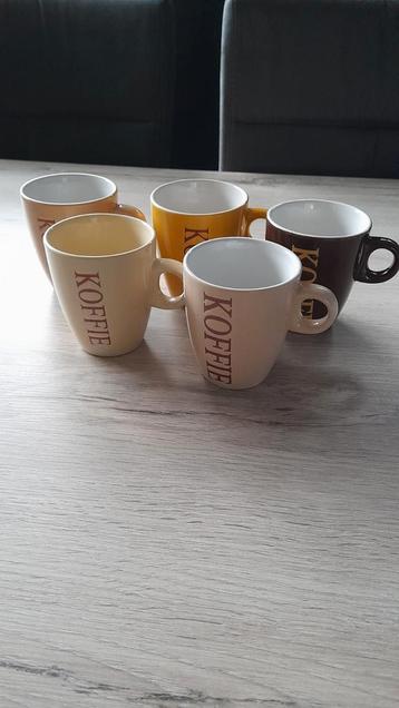 5 Nieuwe Koffie Mokken, met opschrift:Koffie! beschikbaar voor biedingen