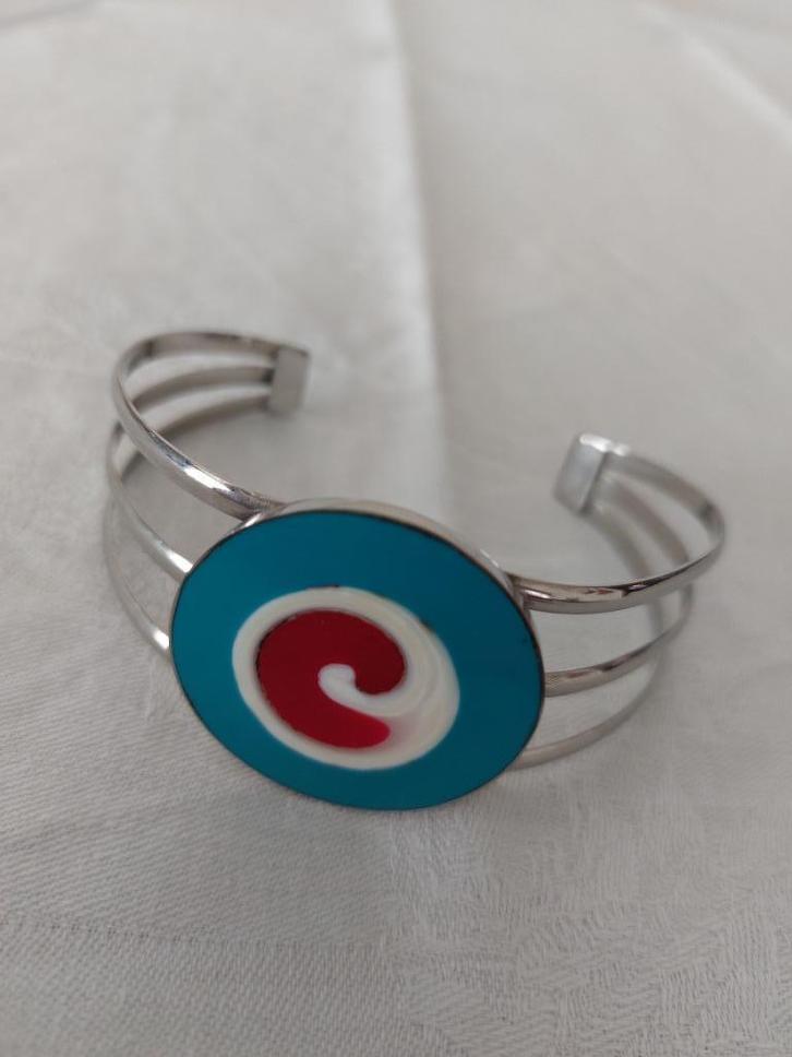 Mooie design cuff armband popart retro stijl, Sieraden, Tassen en Uiterlijk, Armbanden, Zo goed als nieuw, Zilver, Ophalen of Verzenden