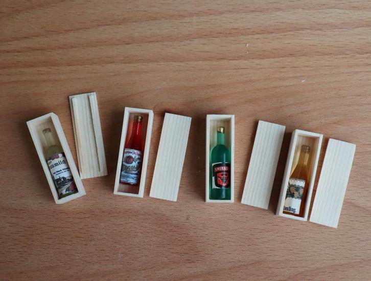Handgemaakte houten wijnkistjes met fles wijn en deksel., Verzamelen, Poppenhuizen en Toebehoren, Nieuw, Overige typen, Ophalen of Verzenden