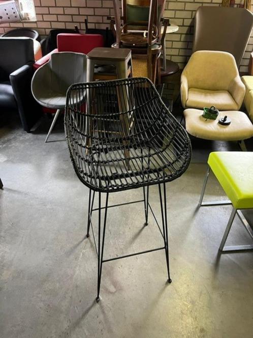 1 leuke Luxe rotan zwarte barkruk met kussen, Huis en Inrichting, Barkrukken, Nieuw, 60 tot 90 cm, Metaal, Riet, 1 kruk, Met voetsteun