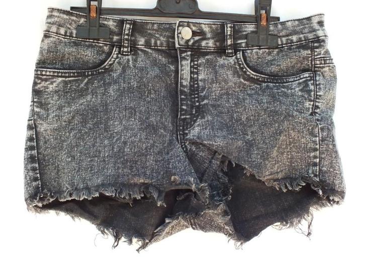 Stoere korte zwarte spijkerbroek. Mt 40. Merk Divided, Kleding | Dames, Spijkerbroeken en Jeans, Zo goed als nieuw, W30 - W32 (confectie 38/40)