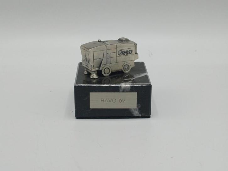 Ravo veegmachine jubileum beeldje, Hobby en Vrije tijd, Modelauto's | 1:50, Zo goed als nieuw, Bus of Vrachtwagen, Ophalen of Verzenden