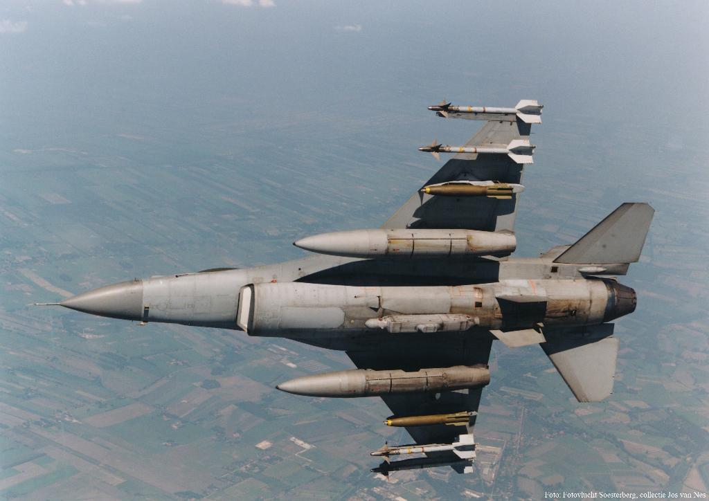 F-16 KLu.  Bieden vanaf € 2,--, Ophalen of Verzenden, Zo goed als nieuw, Kaart, Foto of Prent